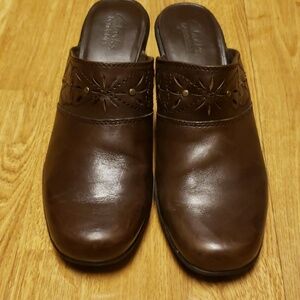 Clarks Bendables brown leather heeled clogs 8